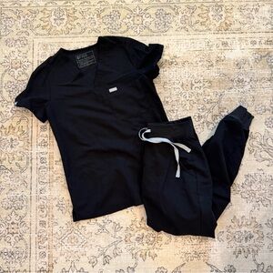 Figs Black Scrub Set